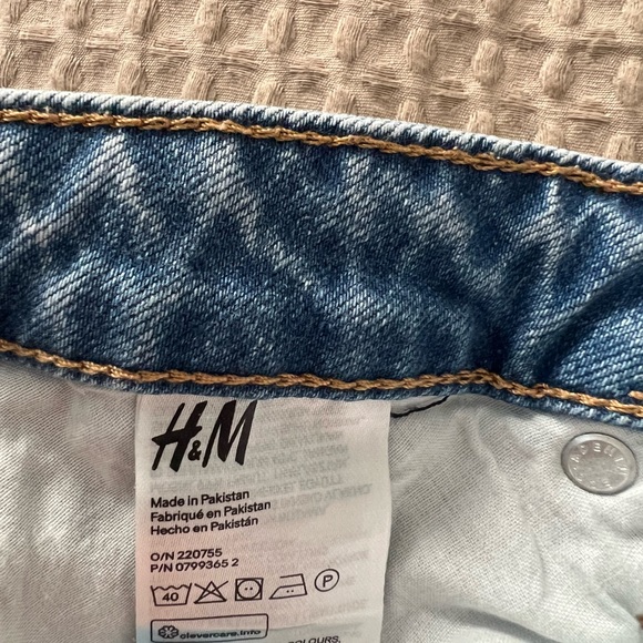 H&M | High Rise Light Wash Distressed Straight Leg Slim Jeans - Picture 8 of 8